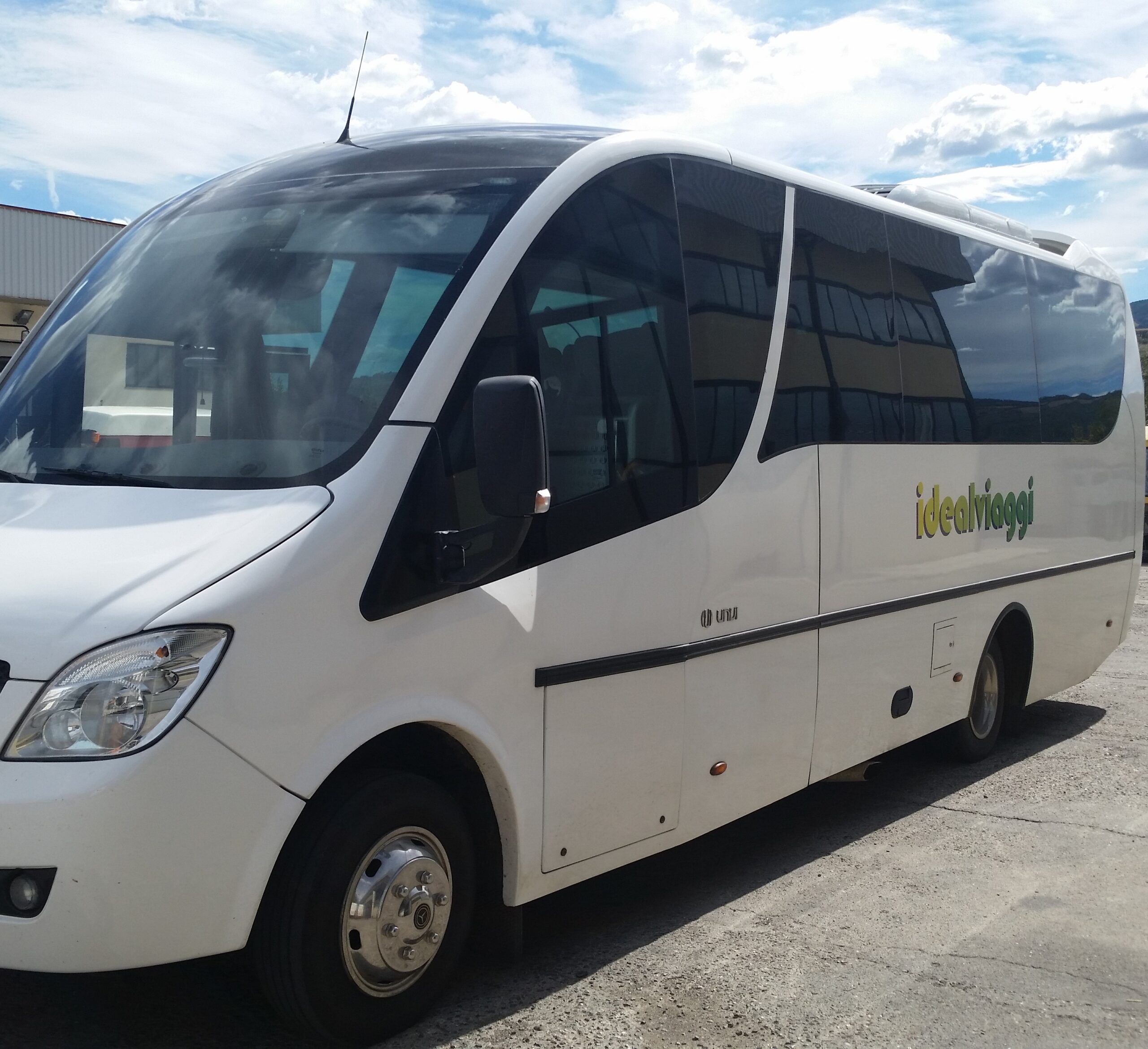 Autobus Mercedes 670 UNIVI 26 posti per noleggio con conducente a Siena e in Toscana