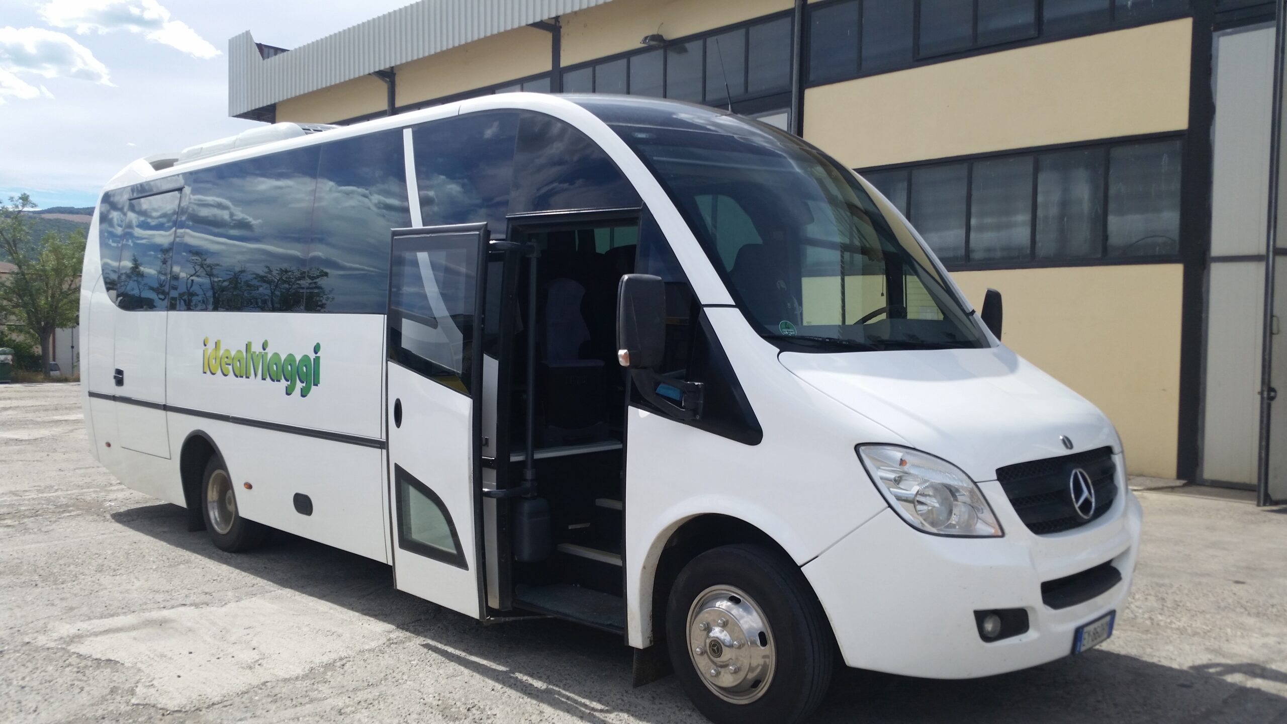 Autobus Mercedes 670 UNIVI 26 posti per noleggio con conducente a Siena e in Toscana