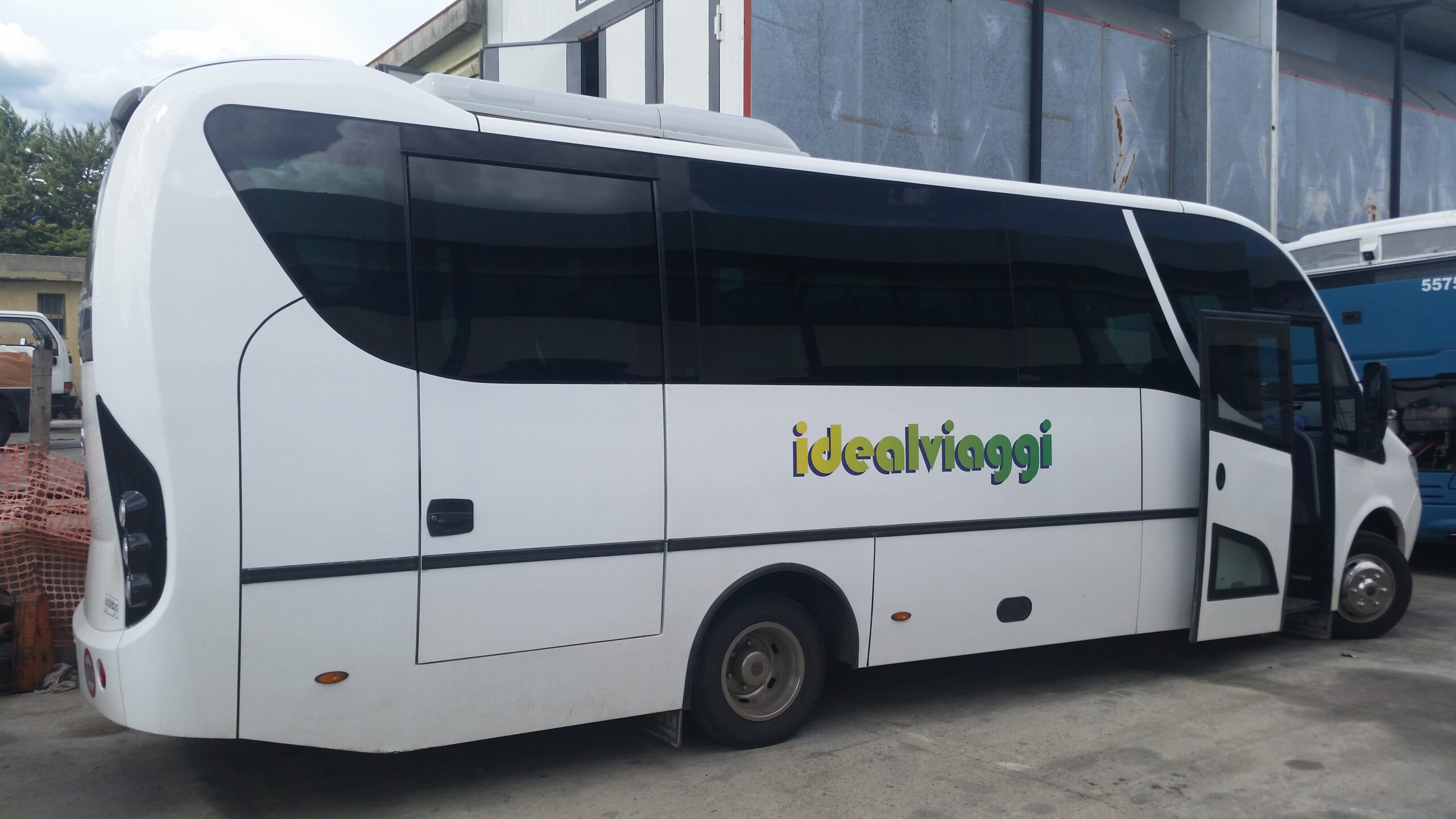 Autobus Mercedes 670 UNIVI 26 posti per noleggio con conducente a Siena e in Toscana
