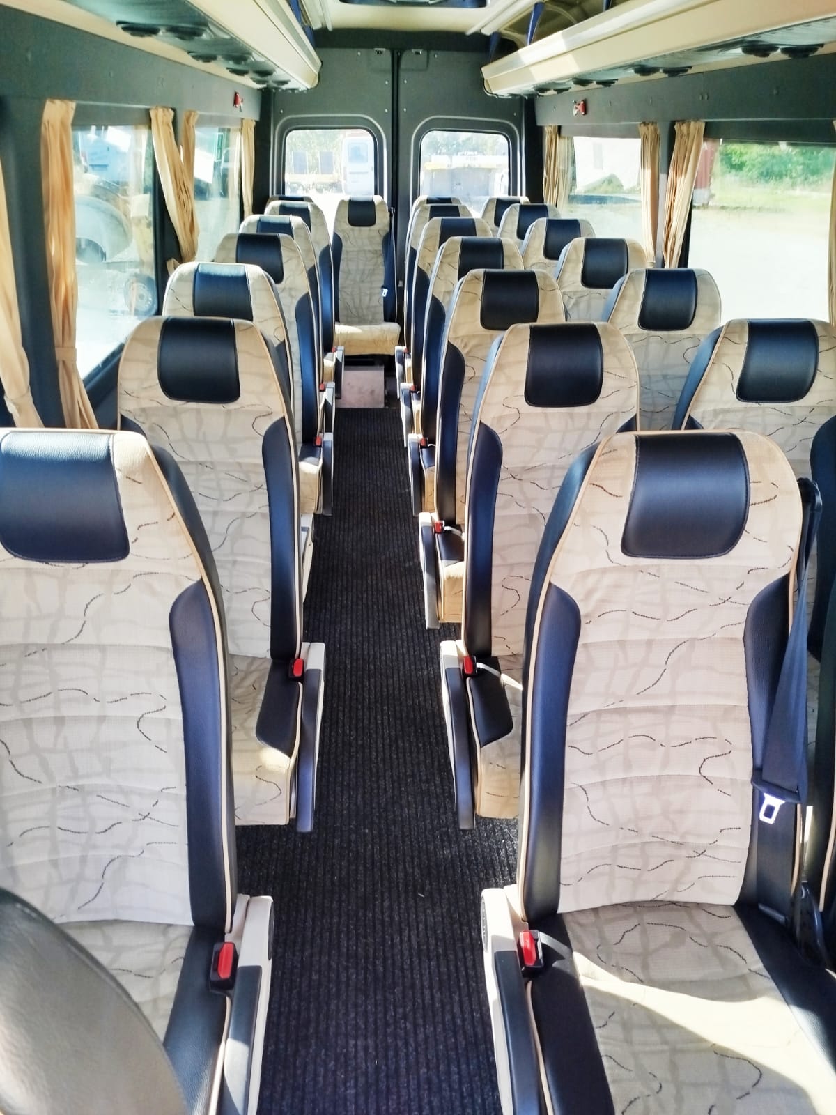 Minibus Mercedes Sprinter 23 posti per noleggio con conducente a Siena e in Toscana